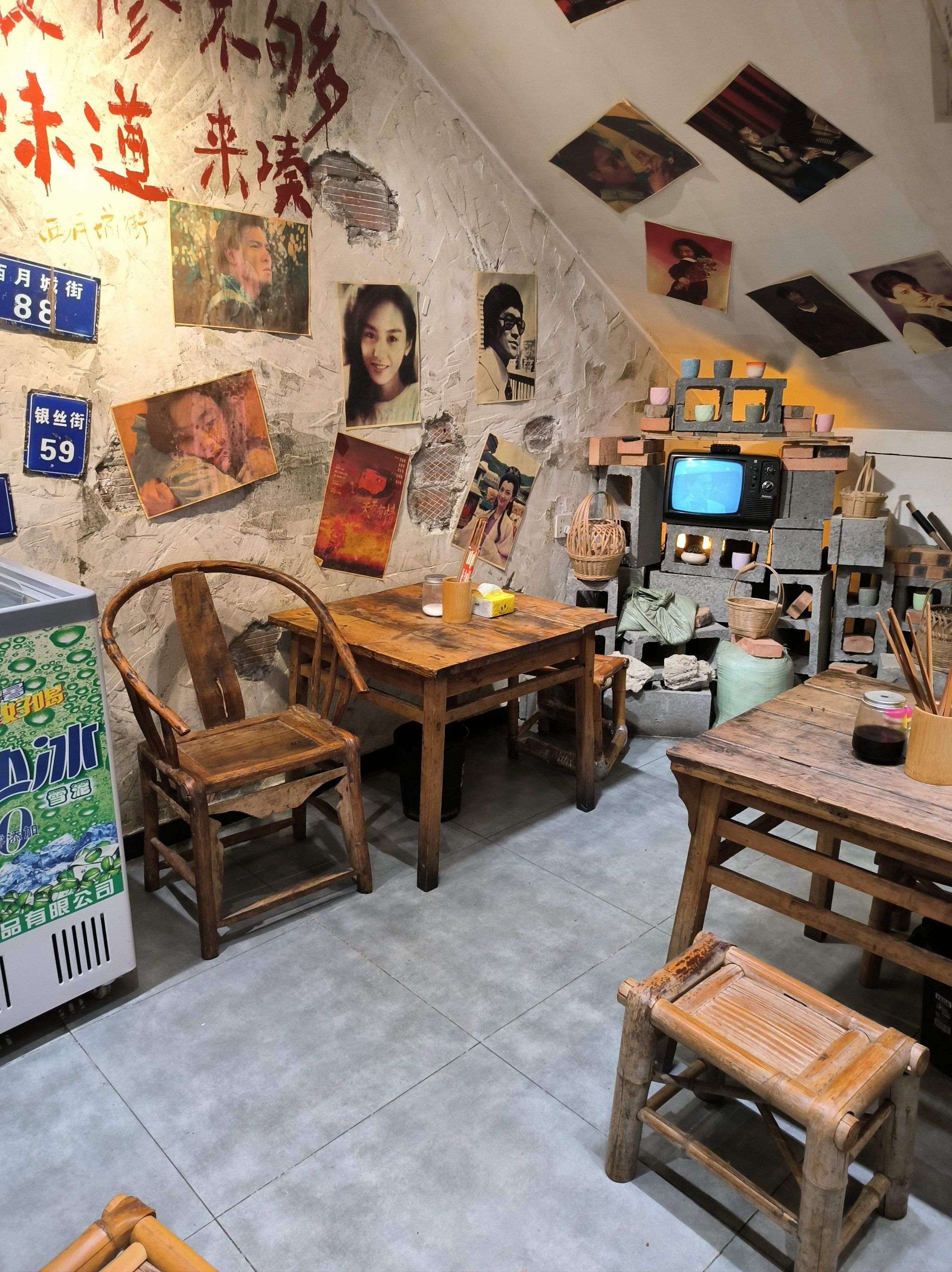 室外一个大空调扇也挺凉快的,里面是那种80年代装修,貌似没有空调