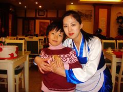 女儿与服务员合影-平壤馆(西塔街店)