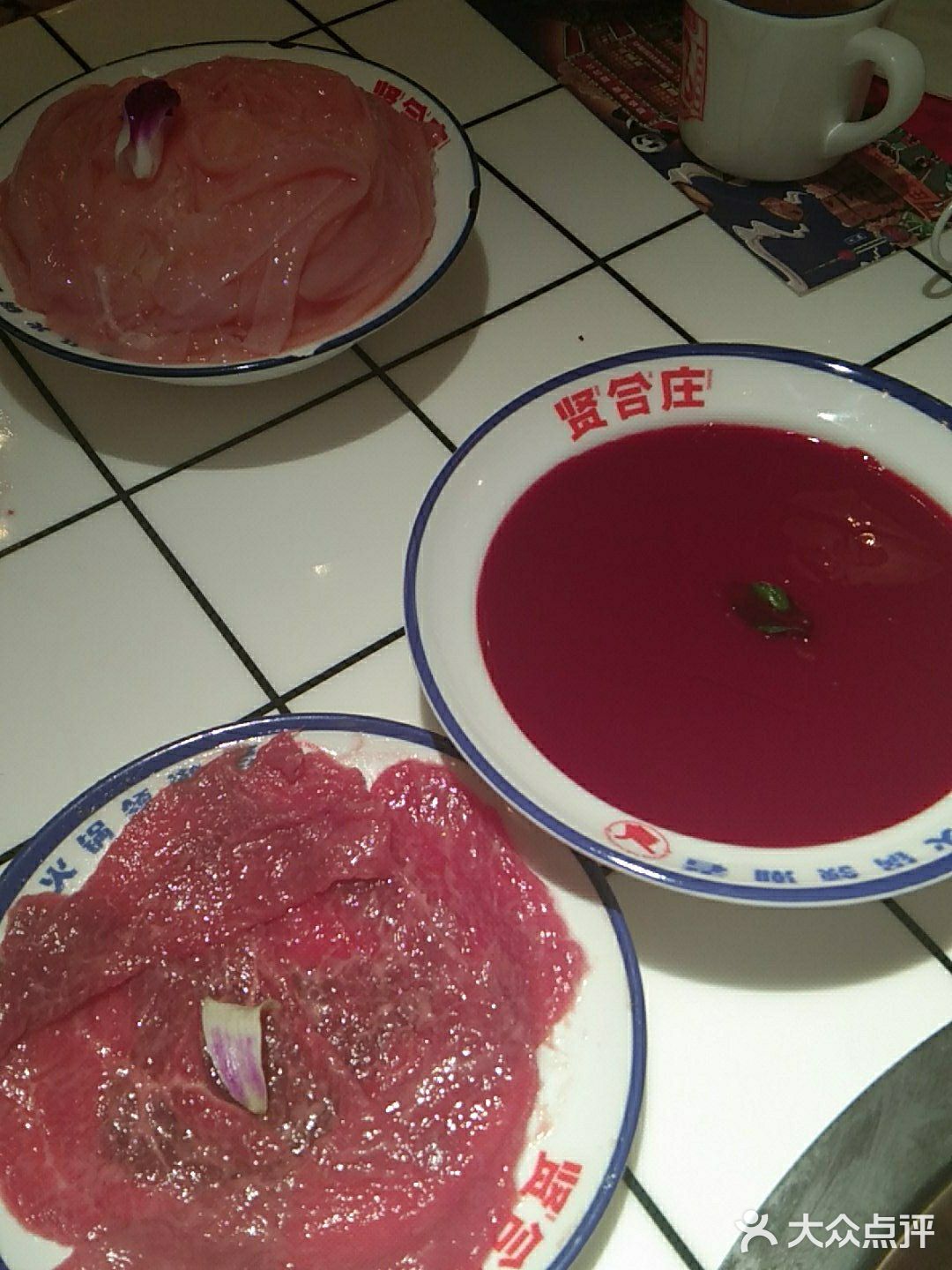 新鲜的脆毛肚，血红的鸭血，趴在沙冰上的鸭肠