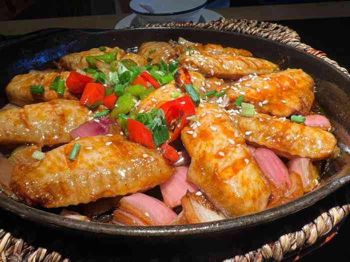 第一次赶上周末的时候来黉街人还是很多的基本每家