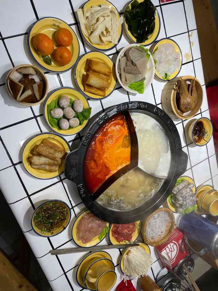 小锋哥·锋味市井火锅(中都店)-"[薄荷]环境:店面装修风格看上去还是