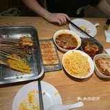 在红街背面，chaos 酒店对面， 走到最后