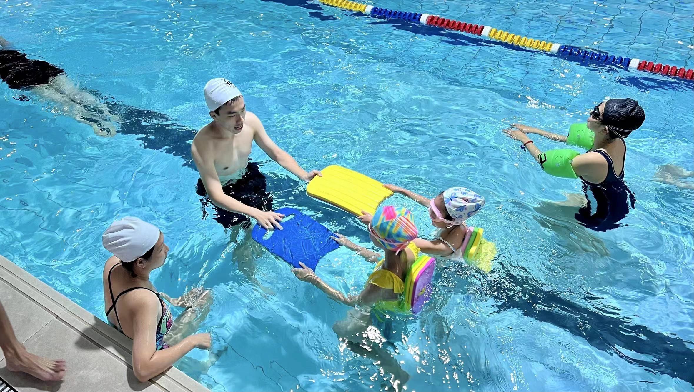 温馨亲切的教学环境🌈,让小朋友们在水中畅快游荡🌊,轻松掌握游泳