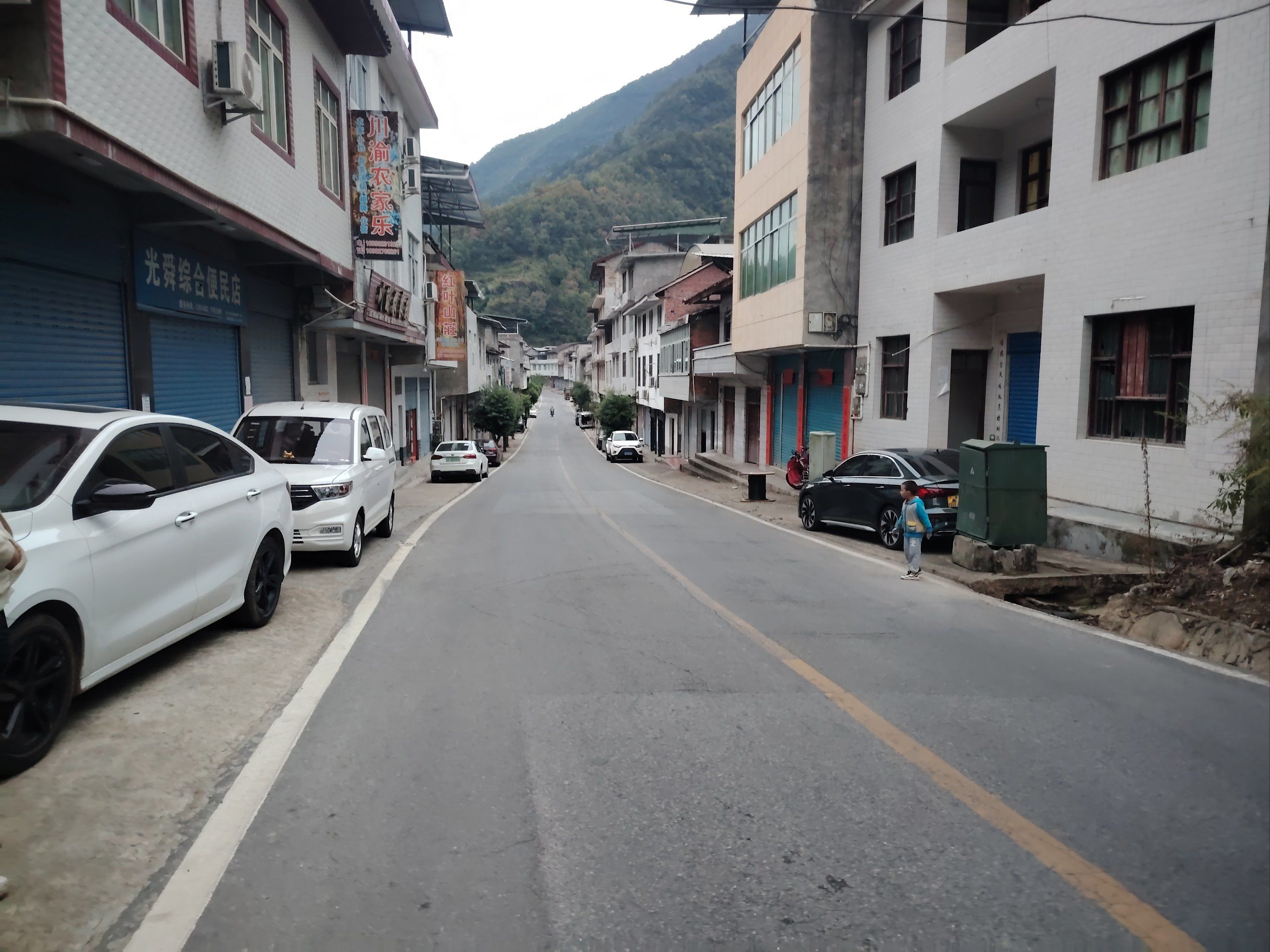 乡村路上的风景线