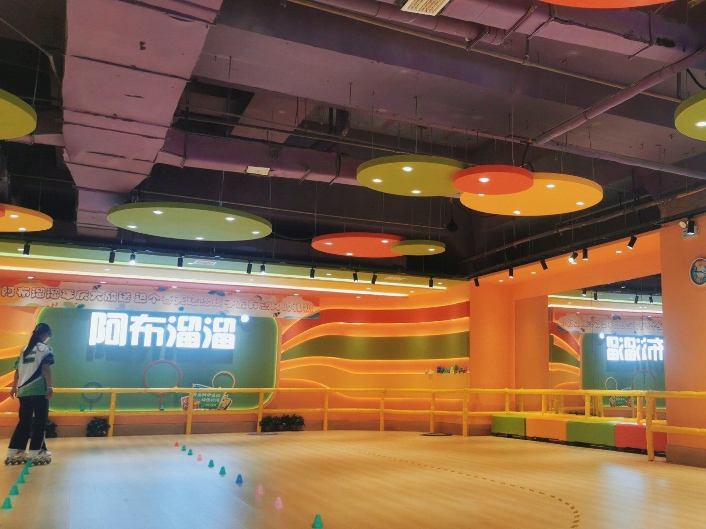 阿布溜溜轮滑 #娃的兴趣班 首先连锁店很值得信任,之前在南京就见过
