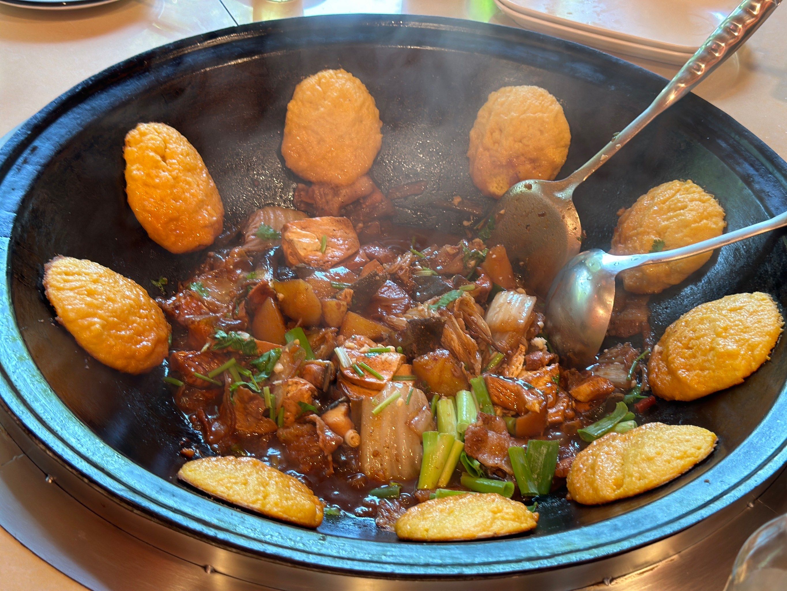 王老六铁锅炖,大盘锅贴开吃啦