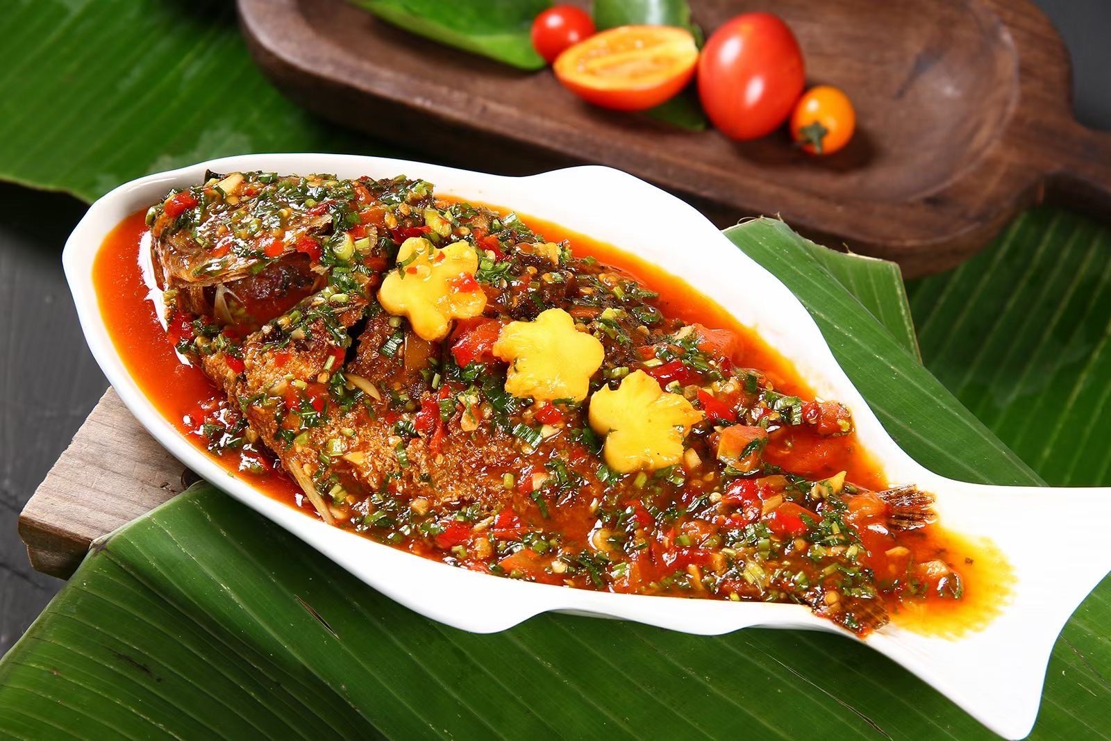 傣味酸辣鱼是一道具有浓郁傣族风味的特色美食