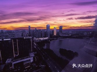 位于天鹅湖旁蔚蓝商务港F座36楼的一家专门剪男士的理
