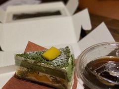 芒果抹茶奶油奶酥蛋糕-black rainbow coffee