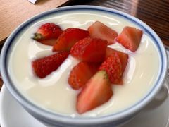 草莓凤凰奶-周大娘牛乳(旧寨古村总店)