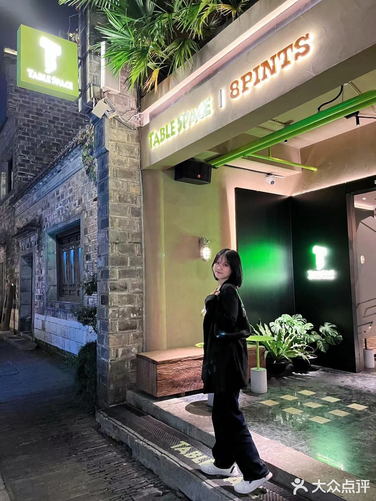 真的被这家西餐厅的环境给折服了，作为城墙下最美西餐厅