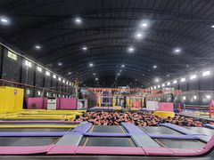 -嘿哟动霸CHUA·新潮玩运动娱乐中心·蹦床滑冰团建乐园