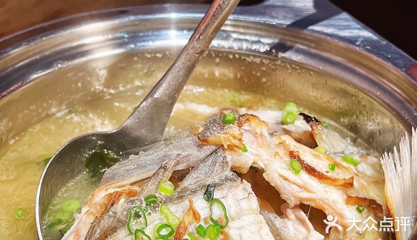 广州首家海钓烧鸟店全景投影仪沉浸式用餐 