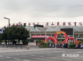 途径的民族体育场和海河边
