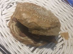 烧饼夹羊肝-天津乾毓德饭庄·清真传统炒菜·海鲜烧烤(咸阳路店)