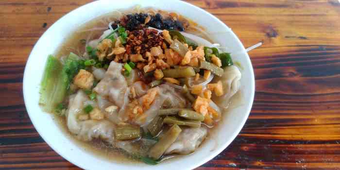 云吞杨晋记豆豉粉-" 店在是黄姚古镇外面的,有两间铺子一边.