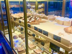 面包甜点陈列柜-啊噗吐呦现场烘焙(麦凯乐店)