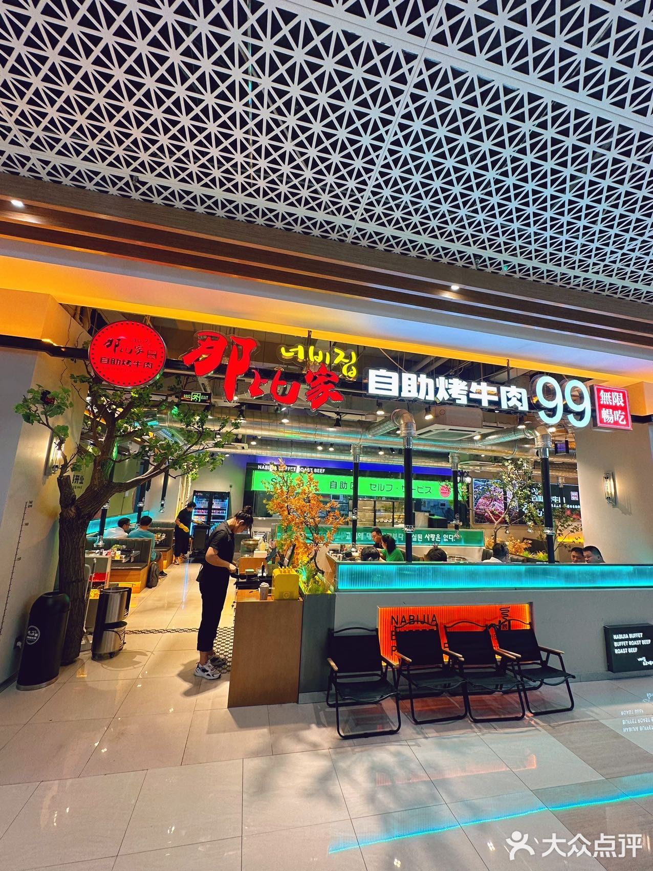 坠坠爱在这种半开放式的环境下炫无限烤肉啦🍖