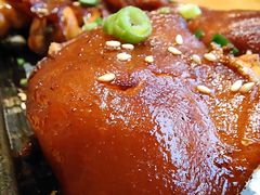 特色烤猪蹄-海派美食·家宴海鲜青岛菜·石锅鲽鱼头(东方城店)