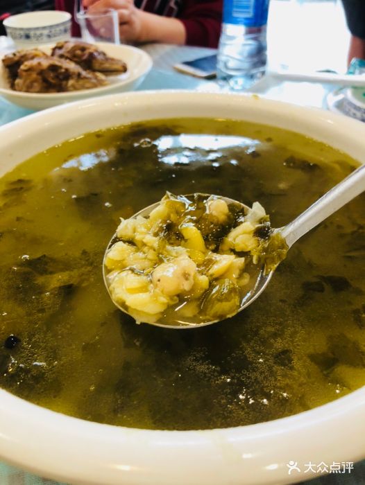 兔行天下鸿鹤鲜锅兔酸菜豆瓣汤图片