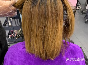 根据不同肤色的冷暖，调节这款发色呈现的亚麻色调多一点