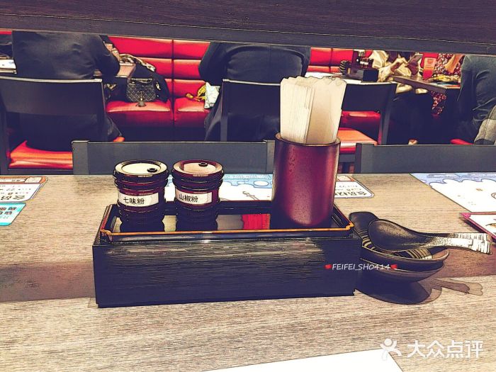 名代宇奈备长炭烧鳗鱼居酒屋餐具摆设图片