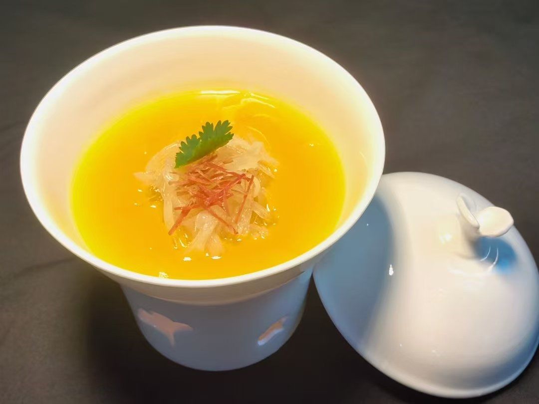 伊比利亚火腿鱼翅,汤色金黄浓郁,上面点缀