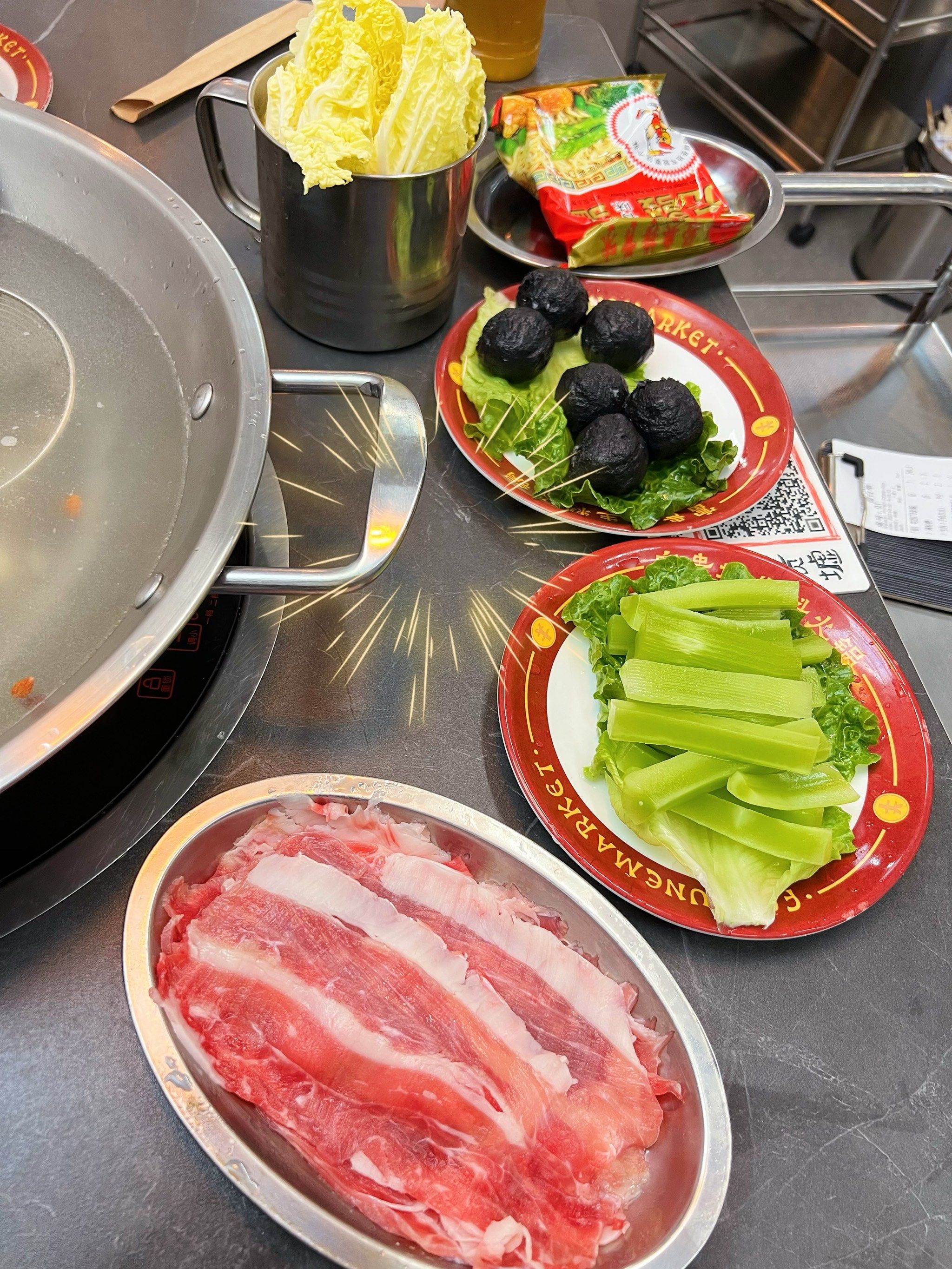 醋火锅的店,店内装修就是简单的工业风,食材挺新鲜,除了黄喉跟天梯,这