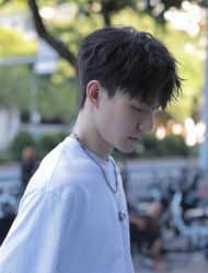 -一家只做男发烫染的店