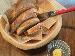 餐前面包配黄油-弗兰克牛排西餐厅 Galla R By Ribone(上海首店)