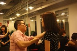 克力老师正在细心的帮助客户打理细节...-雅仕 HAIR SALON 美发沙龙