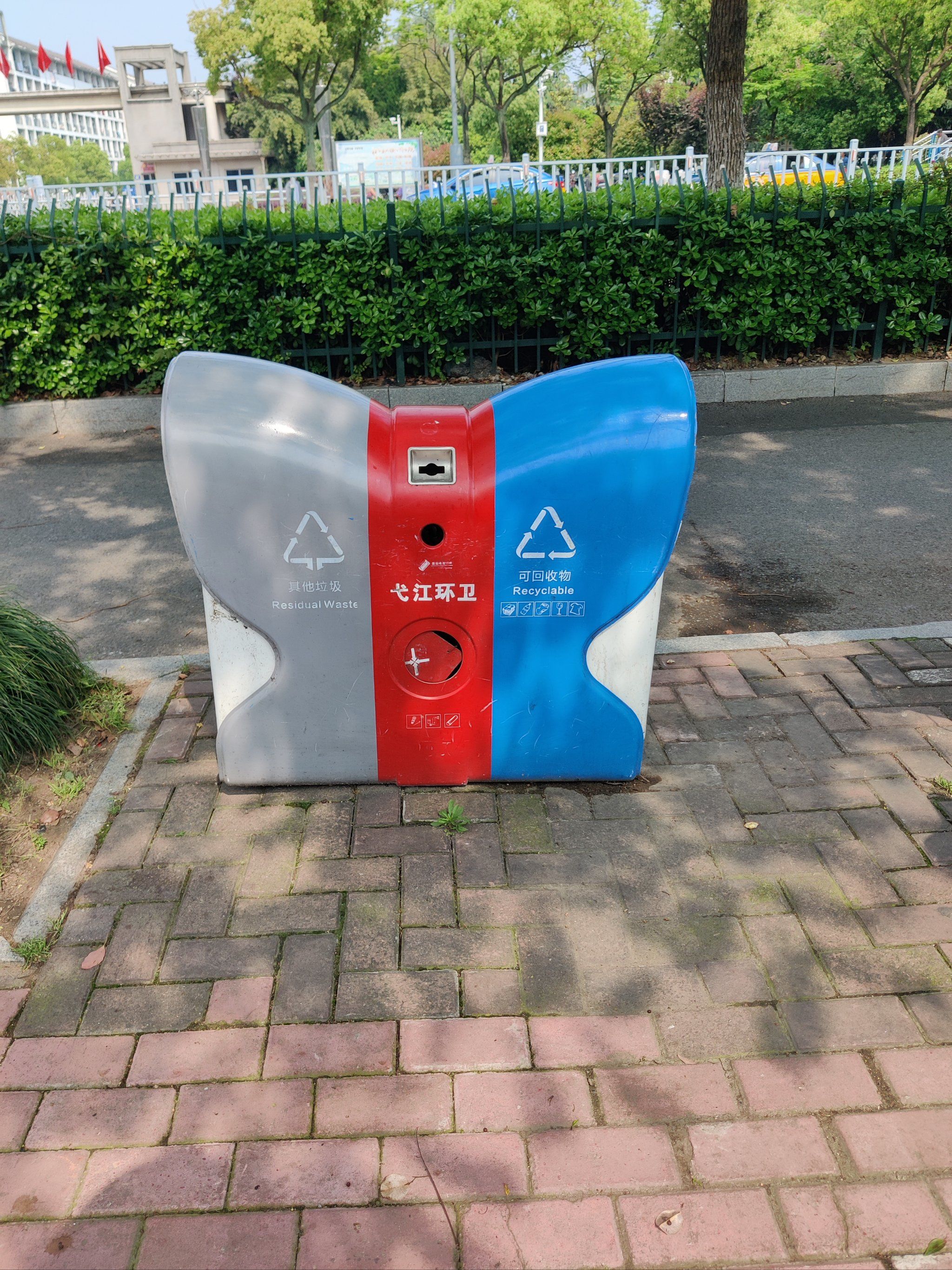 这个垃圾桶也太可爱了吧