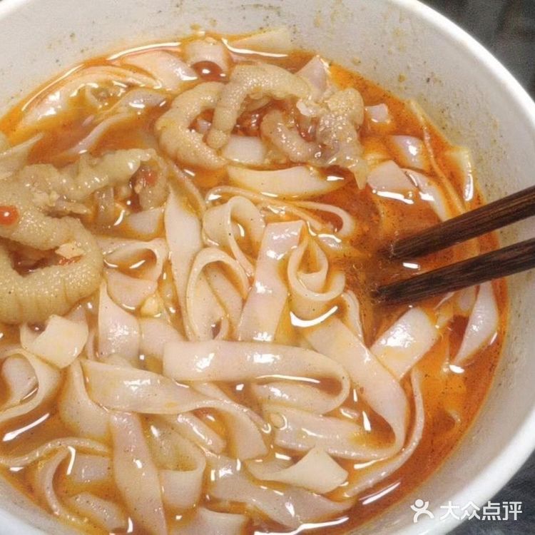 吃一口唇齿生香。梅台巷手工米粉一直坚持这个搭配