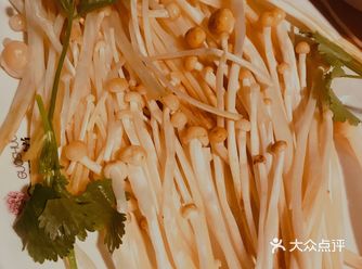 虾滑有小惊艳到很Q弹，没有因为煮的时间久口感不好的感觉