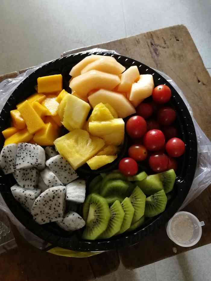 打分 外卖打了2斤装的果盘  水果挺新鲜的 还配了酸梅粉