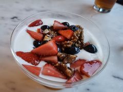 野莓核桃蜂蜜希腊酸奶-The Rug Cafe(王府中环店)