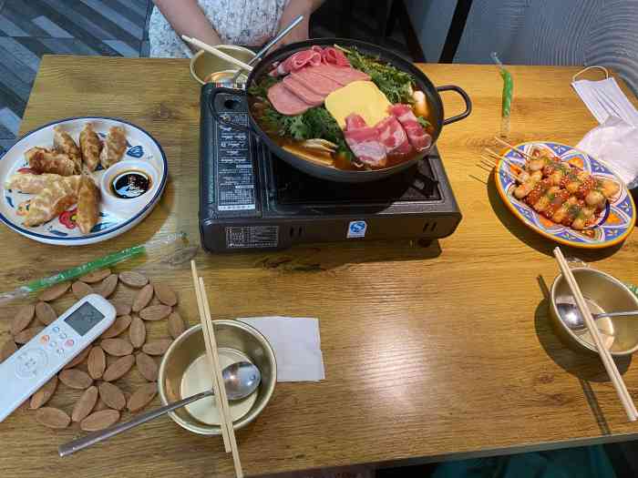 弘川辣鸡爪韩餐馆[薄荷]环境:店不大,大桌能做四个人.