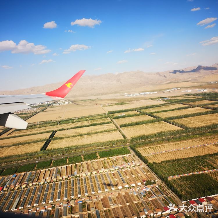 天空很蓝，几朵白云就像是画上去似的，天空和白云都很干净