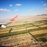 天空很蓝，几朵白云就像是画上去似的，天空和白云都很干净