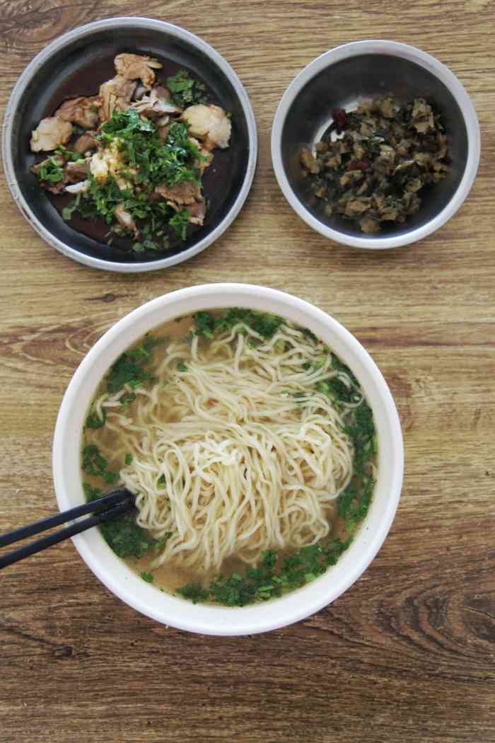 多年老铺了此拆骨面非寻常店里的浓油赤酱的盖浇拆骨面大火熬煮的的