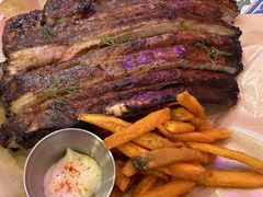 秘制烤伊比利亚黑猪肋排配红薯条-LESCEDARS Brasserie Bistro香柏树