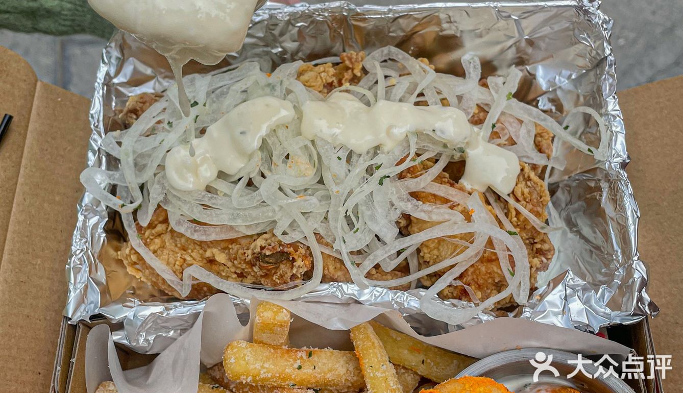 郑州人民路上这个黏不唧唧的奶酪炸鸡吼吼吃哇～ 