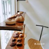 在隔壁买了咖啡，又在他们家来买面包