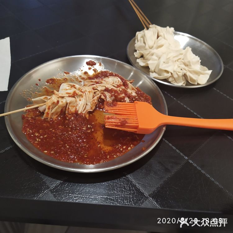 正好看到这家，屋比较小，只有四桌，炸串味道还可以