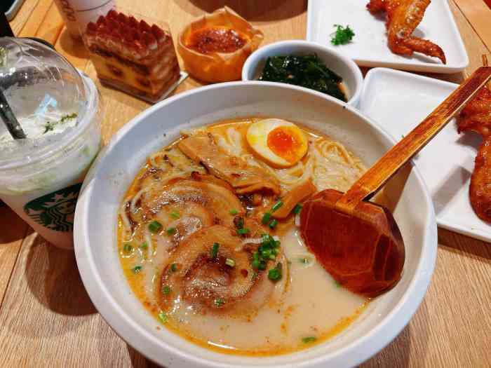 味千拉面(大连黄浦路店)-"环境很好,在高新万达三楼.点了一份炸猪排.