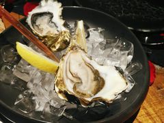 新鲜生蚝搭配柠檬和小洋葱-AZUL by FUEL蓝色·法式酒馆(琶醍店)