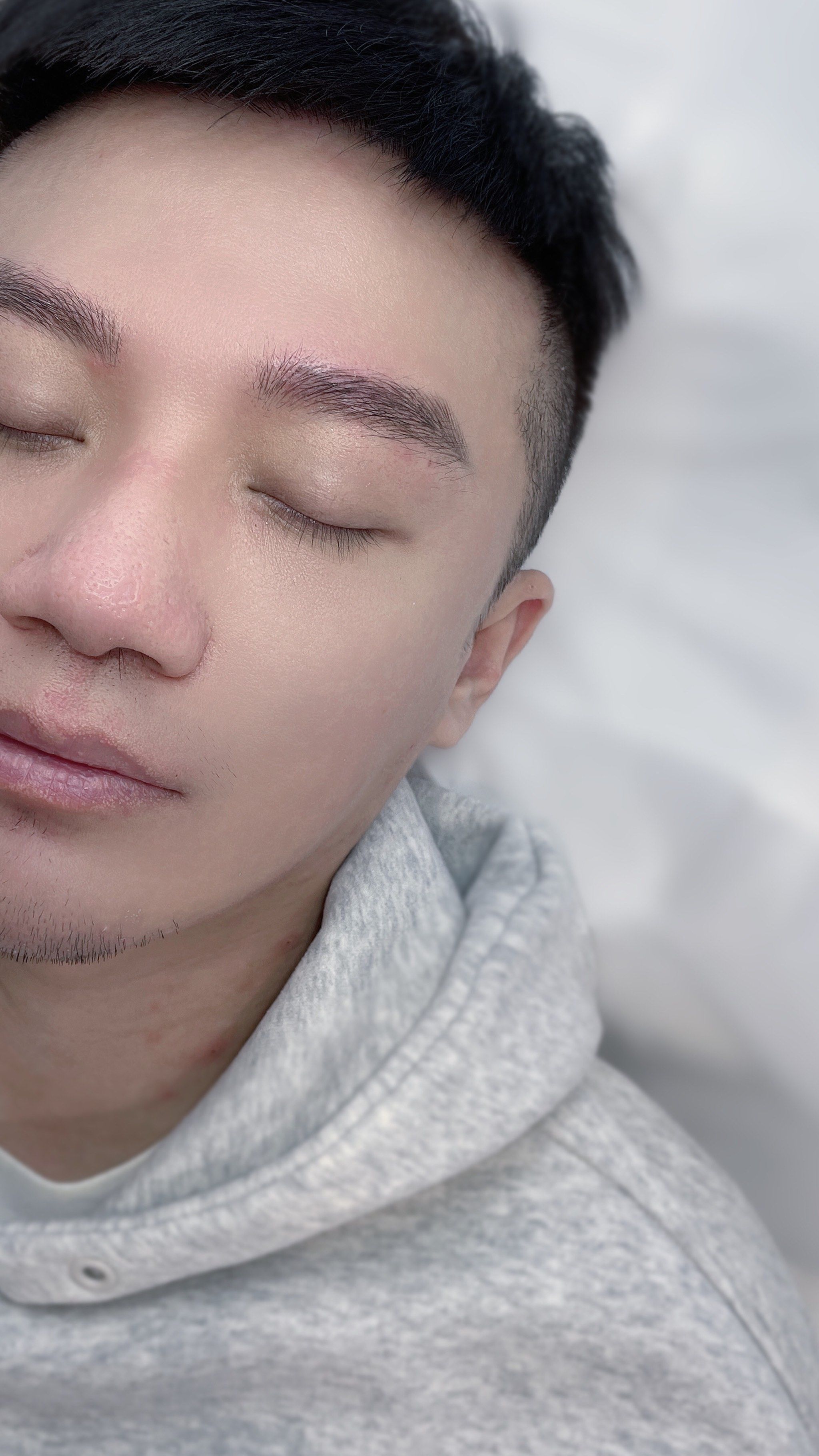 女朋友带男朋友来做眉毛 
一心想要男朋友变帅
男士眉没有排列 只