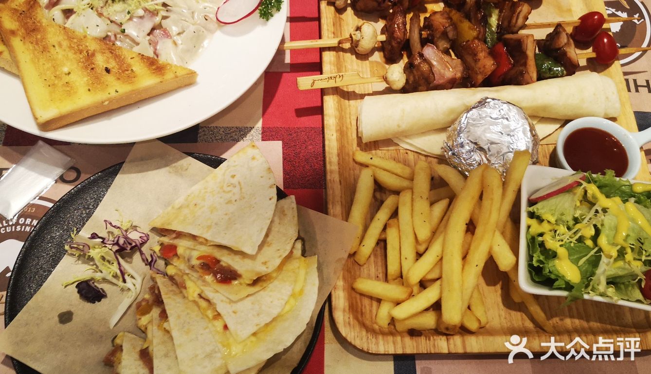 鸡腿是与蔬菜一起串成串的 然后还有薯条