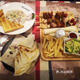 鸡腿是与蔬菜一起串成串的 然后还有薯条