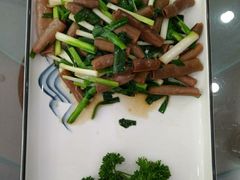 韭菜炒海肠-渔码头食府·20年蓬莱老字号(登州路店)